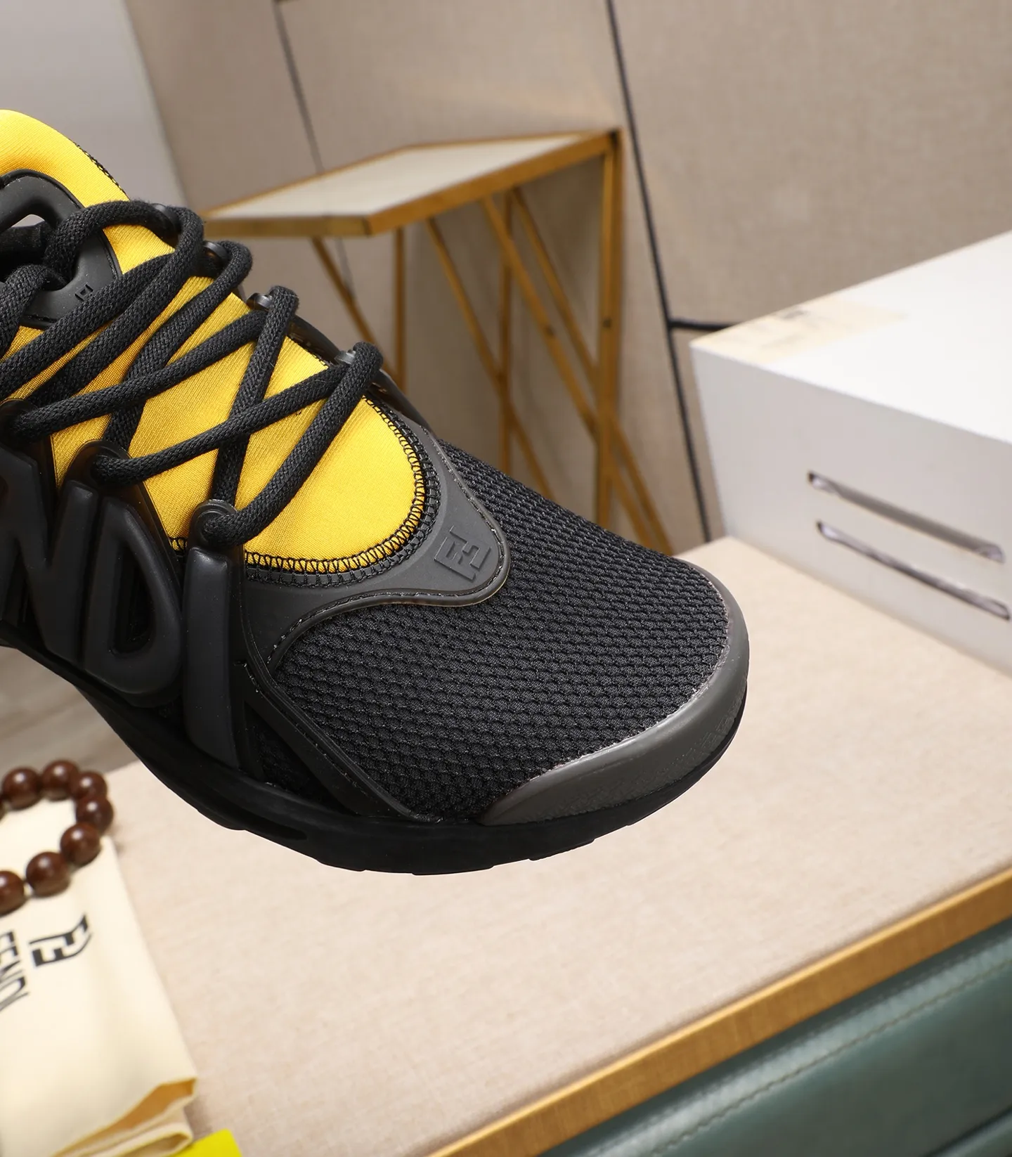 Men's Men's Shoes 💰800 Fendi Fendi's latest Tag series of men's casual mesh sports running shoes, originally purchased and developed, this Tag sneaker is a one-leg sneaker, made of black high-tech mesh material with gray neoprene details. Oversized FENDI lettering on the side and translucent rubber details. Light and flexible rubber running shoe soles, beautifully packaged at the delivery counter, customized breathable lining, original molded foam rubber outsole, sole thickness: 3.5CM! Size: 40-44 (customized at 39.45.46)